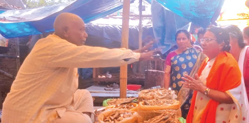 ‘আপনারা এলে তো মাছ বিক্রি বন্ধ করবেন’, শিখাকে বিড়ম্বনায় ফেললেন ব্যবসায়ীরা