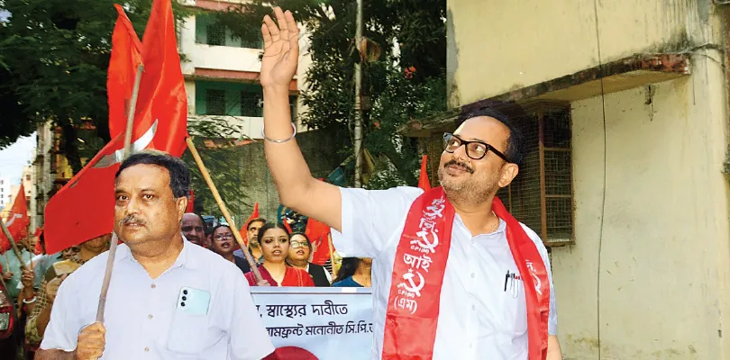 ‘কাস্তের ধার, হাতুড়ির ভার’ বাড়াতে পাড়ায় পাড়ায় ঘুরছেন সিপিএমের প্রার্থী সৌম্যজিৎ