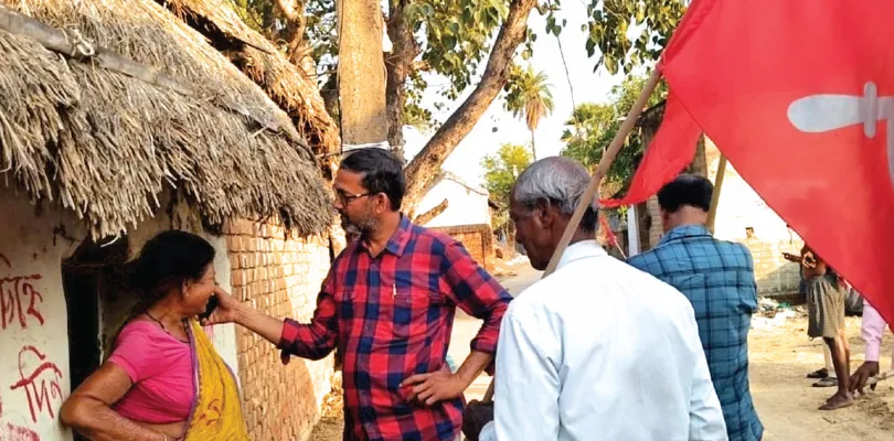 ভোটের মুখে হিন্দুত্বের জিগির, গীতা বিলি বিজেপির! রামে যাওয়া ভোট ফেরাতে বিজেপি কর্মীদের বাড়ি গিয়ে প্রচার বামেদের