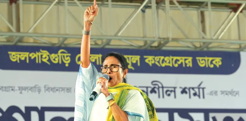 প্রত্যাঘাতের হুংকার মমতার, ‘অফিসার বদলে বিজেপি-কমিশন আমাকে জব্দ করতে পারবে না’