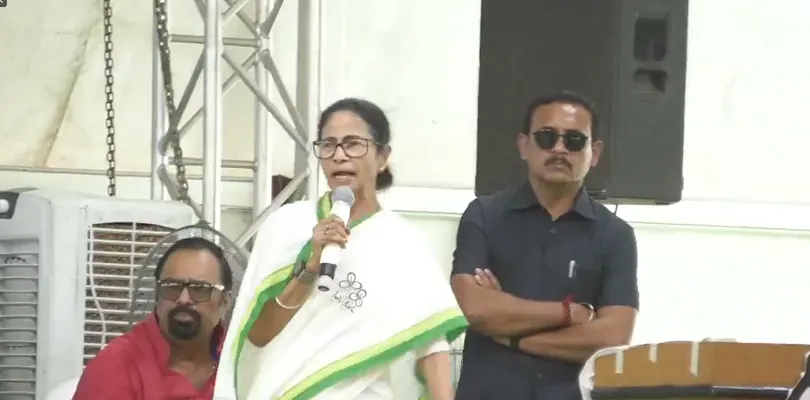 দেশ বিক্রি করে দিচ্ছে বিজেপি: মমতা