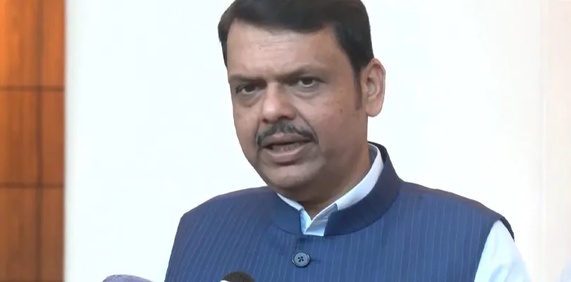 মুম্বইয়ের সভায় বক্তব্য রাখছেন মহারাষ্ট্রের মুখ্যমন্ত্রী দেবেন্দ্র ফড়নবিশ