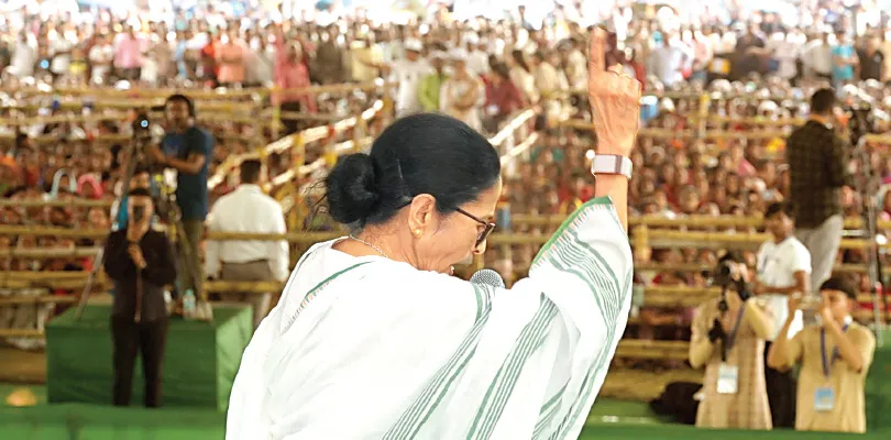 চন্দ্রকোণায় বক্তব্য রাখছেন মমতা বন্দ্যোপাধ্যায়