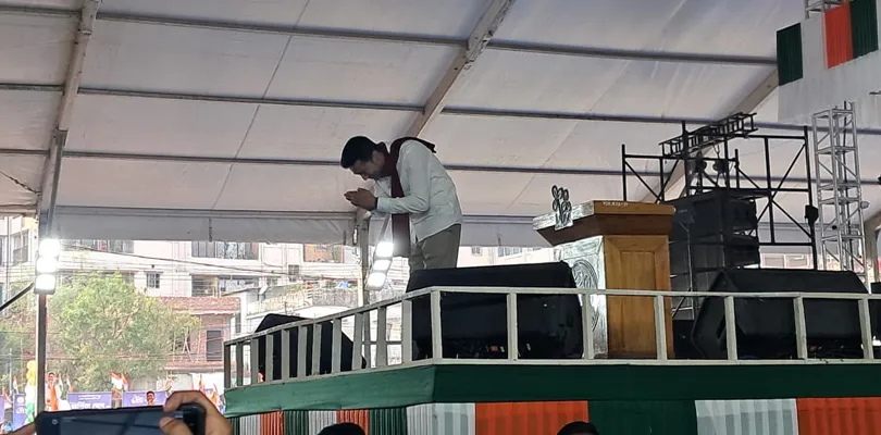বালুরঘাটের জনসভা মঞ্চে এসে পৌঁছলেন অভিষেক বন্দ্যোপাধ্যায়