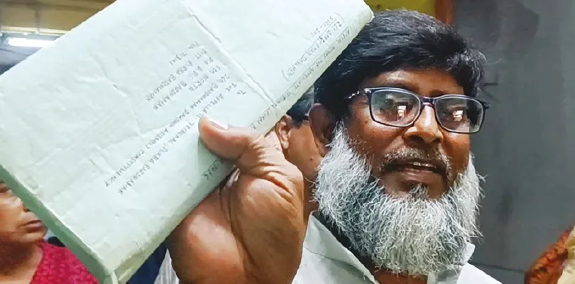 ভোটার তালিকায় নাম বিভ্রাট বর্ধমানে মহকুমা শাসকের দপ্তরে দীর্ঘ লাইন