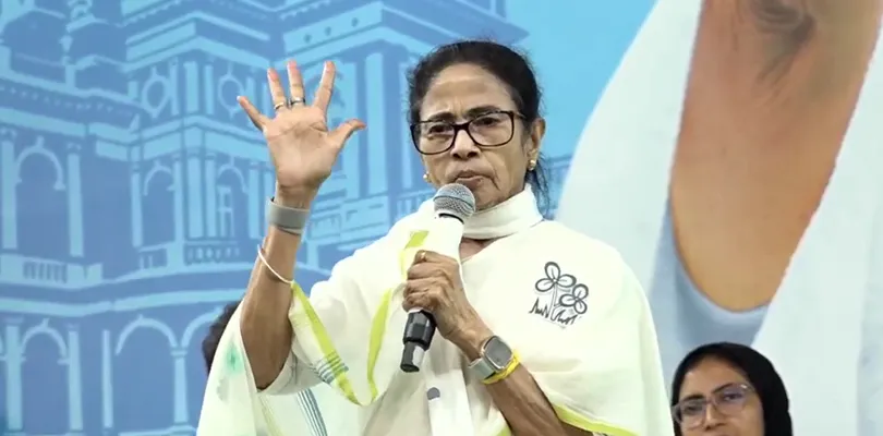 গণতন্ত্রের সৌজন্যতা রক্ষা করুন, মানুষের অধিকার কেড়ে অসভ্যতামি করছো কেন: মমতা বন্দ্যোপাধ্যায়ায়