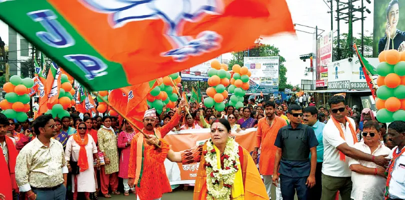 গেরুয়া পাড়, লাল শাড়িতে মনোনয়ন জমা দিলেন বিজেপি প্রার্থী অগ্নিমিত্রা