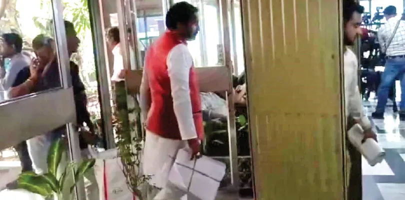 কমিশনের অফিসে ফর্ম-৬ জমা দিতে গিয়ে পাকড়াও খড়্গপুরের পদ্ম নেতা