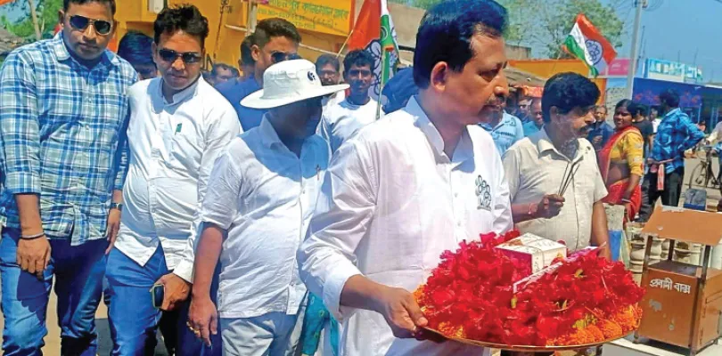 মন্দিরে পুজো ও মসজিদে দোয়া নিয়ে মনোনয়ন জমা রাজীবের