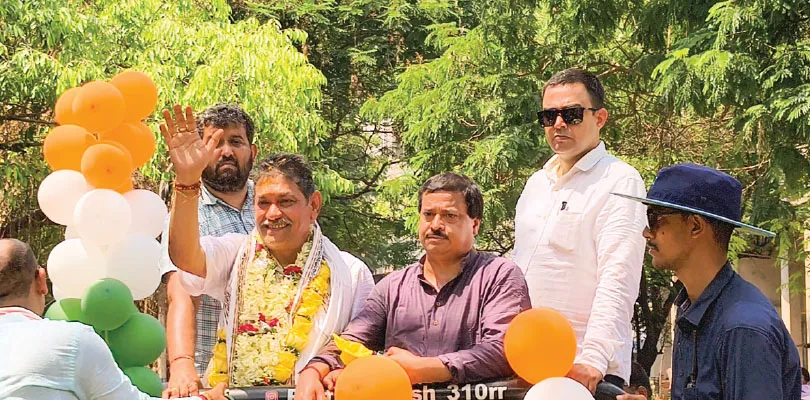 দলনেত্রীর আশীর্বাদ নিয়ে মনোনয়ন জমা দিলেন পাণ্ডবেশ্বরের তৃণমূল প্রার্থী