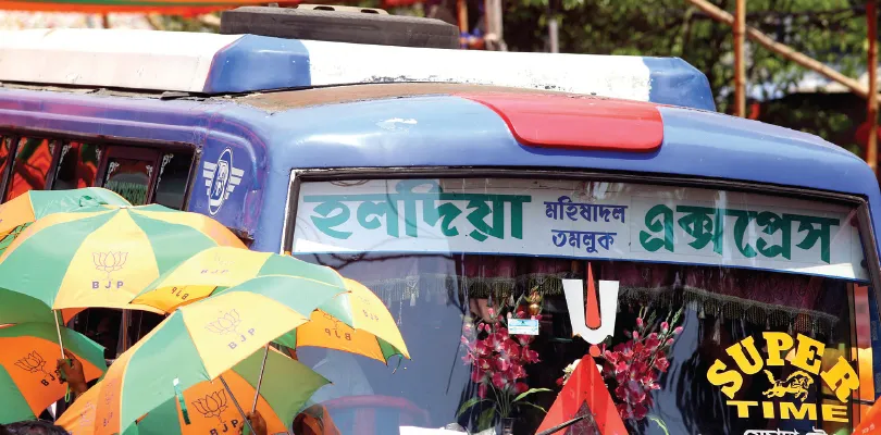 ‘ভাড়া করা’ সমর্থক এনে বিজেপির মনোনয়ন পর্ব! শাহের রোড শোয়ের ‘গহনা’ হলদিয়া-তমলুকের বাস
