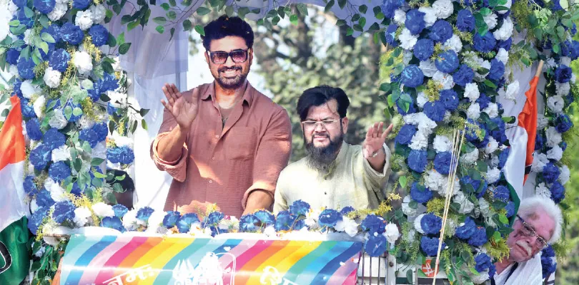 ৩ বিধানসভা কেন্দ্রে হুডখোলা জিপে রোড শো দেবের, আমডাঙা, নৈহাটি, জগদ্দলে উপচে পড়ল ভিড়