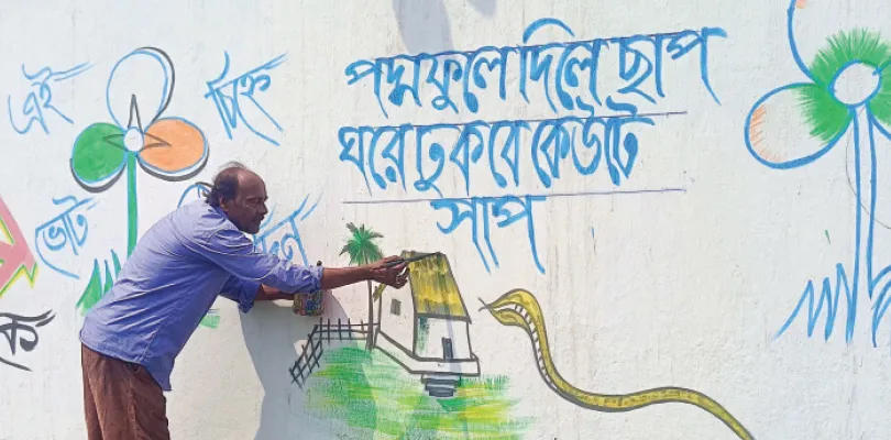 ‘সব দলেরই আবদার, তাদের দেওয়ালই আগে লিখতে হবে’, চরম ব্যস্ততা আউশগ্রামের শিল্পীদের
