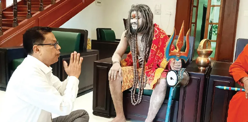 ভোটের ময়দানে গাড়ি হাঁকিয়েই যোগীরাজ্যের নাগা সাধুরা উত্তরে, প্রার্থীদের কপাল পড়ে বলছেন ‘ভবিষ্যৎ’