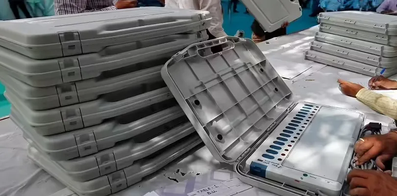 আজ দার্জিলিং-পুলবাজারের দুর্গম বুথে রওনা ভোটকর্মীদের