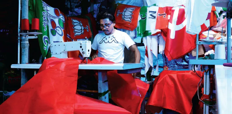 ৩ পুরুষ ধরে জাতীয় পতাকা তৈরি করা পরিবারও ‘ডিলিটেড’, স্বাধীনতার সময় থেকে চলা দক্ষিণ হাওড়ার ফ্ল্যাগ কারখানায় আক্ষেপের সুর
