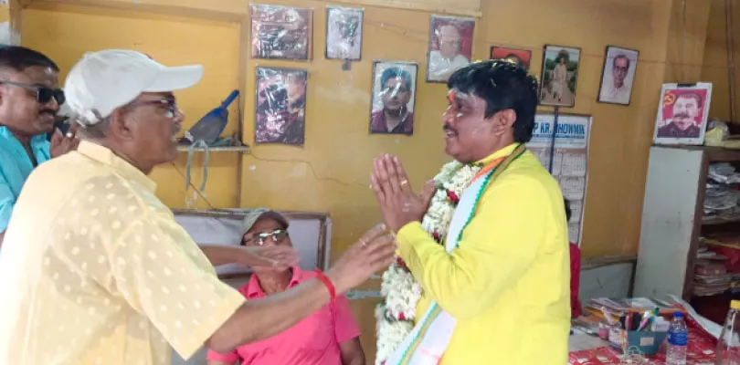 ভোট ময়দানে ভিন্ন ছবি, বাম কার্যালয়ে  ঢুকে কর্মীদের আলিঙ্গন তৃণমূল প্রার্থীর