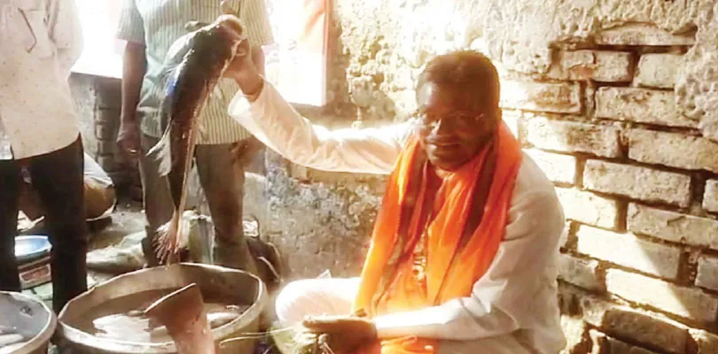 বাঙালির মন জয়ে মাছ হাতে নিয়ে প্রচার সুজয়ের, মেদিনীপুরে পালটা মাছ বিক্রি  পদ্মপ্রার্থীর