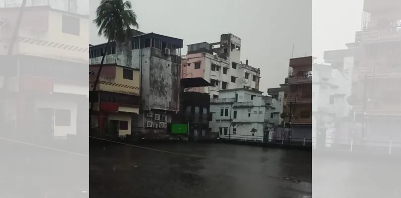 পানিহাটিতে শুরু ঝড়-বৃষ্টি