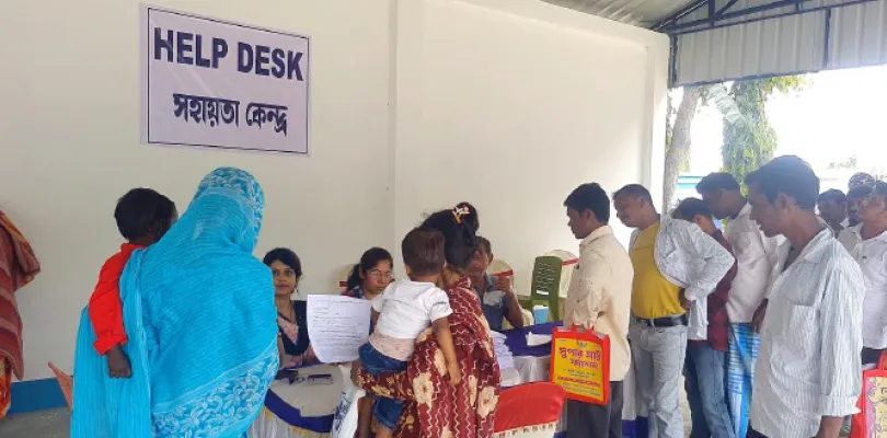 কারও কোলে শিশু, কেউ লাঠি হাতে! ভোটাধিকার ফিরে পেতে লম্বা লাইন