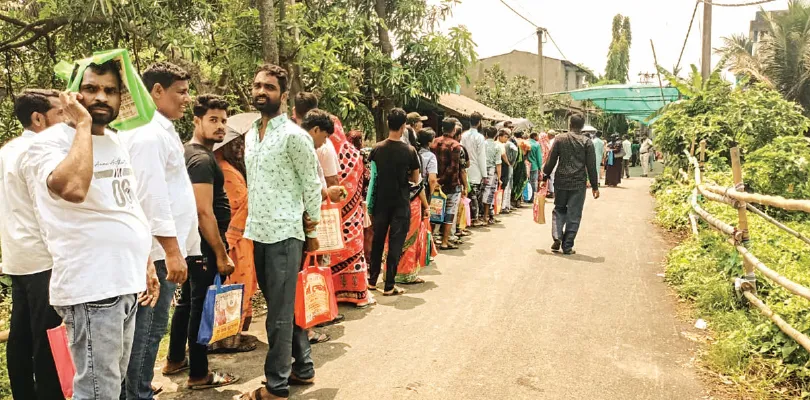 বৃষ্টিতে ভিজে নৌকায় কাকদ্বীপ,  ভোর থেকে নাম তোলার লাইন