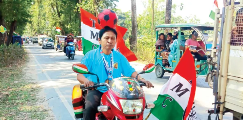 জলপাইগুড়ি: মাথায় ফুটবল নিয়ে মাইলের পর মাইল বাইক চালিয়েই প্রচার সবজি বিক্রেতার