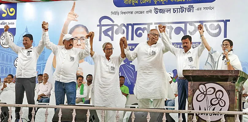 ‘বীরভূম জেলার মাটি সোনার চেয়েও খাঁটি’, সিউড়িতে মমতার সভায় জনগর্জন