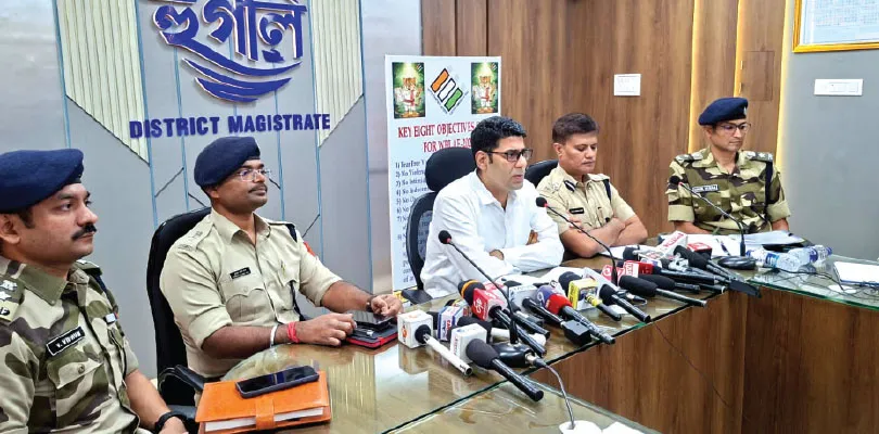 শান্তিপূর্ণ ভোটের লক্ষ্যে ও ভুয়ো ভোটার রুখতে কোমর বাঁধছে জেলা নির্বাচন কমিশন, হুগলিতে আসছে আরও কেন্দ্রীয় বাহিনী