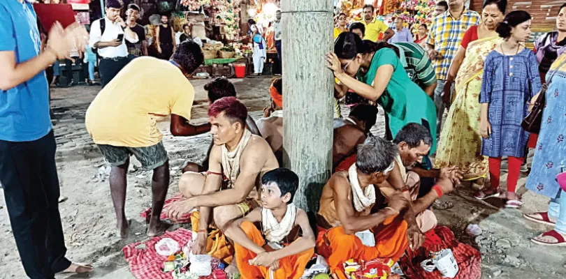 সাড়ে তিনশো দিন ডুবে থাকে গভীর জলে, চৈত্র সংক্রান্তিতে ভেসে ওঠে চড়ক গাছ