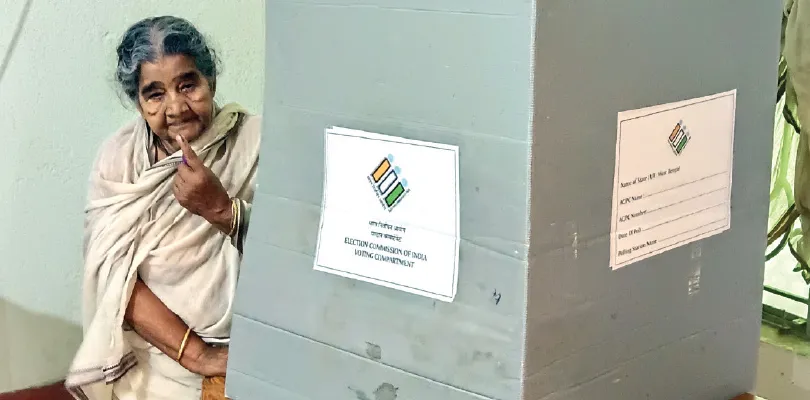 মেদিনীপুরে প্রবীণ ও বিশেষ চাহিদা সম্পন্নদের বাড়িতে গিয়ে ভোটগ্রহণ