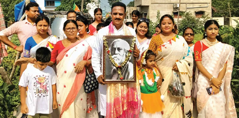 নববর্ষে বাঙালি আবেগ ছুঁতে খড়্গপুরে প্রদীপের মিছিলে কবিগুরু, বিজেপির খোল-করতাল