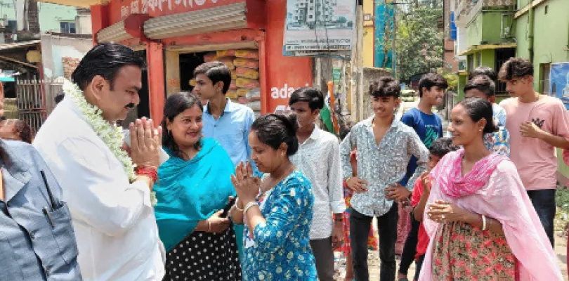 বারাকপুর শিল্পাঞ্চলে নববর্ষে বর্ণময় প্রচার শাসক-বিরোধীর