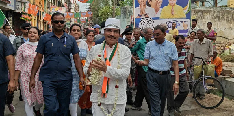 বহরমপুরের রানিবাগান এলাকায় নির্বাচনি প্রচারে কংগ্রেস প্রার্থী অধীর চৌধুরী