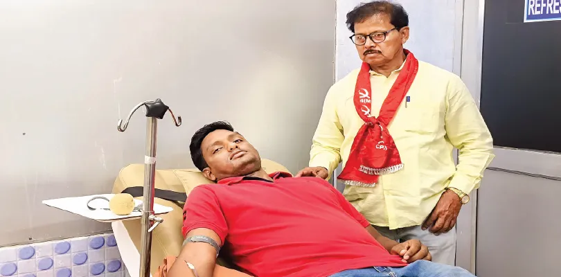 প্রচার থামিয়ে রক্ত দেওয়াতে ছুটলেন তেহট্টের বাম প্রার্থী
