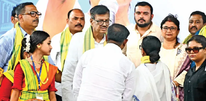 অভিমান ভাঙল ‘টিকিট না পাওয়া’ রবির! মমতার গাড়ি চেপেই এলেন সভায়