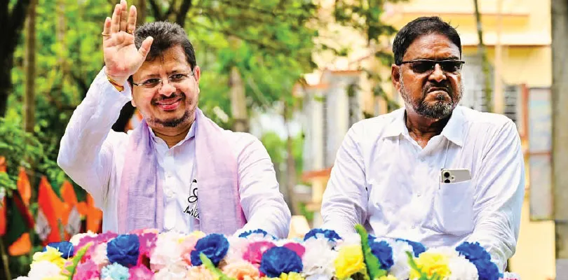 মা কালীর স্মরণাপন্ন বিজেপির রুদ্রপ্রসাদ, হেরোদের মাখাতে ভুসো জমাচ্ছেন ঋতব্রত