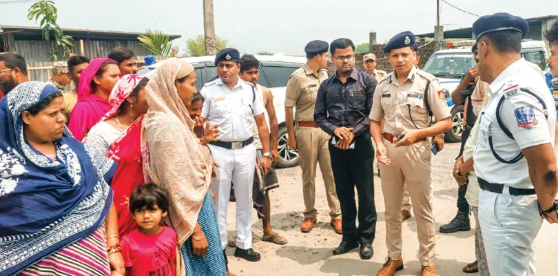 এলাকা ঘুরে ঘুরে ভোটারদের অভয় দিলেন ডিএম, সিপি