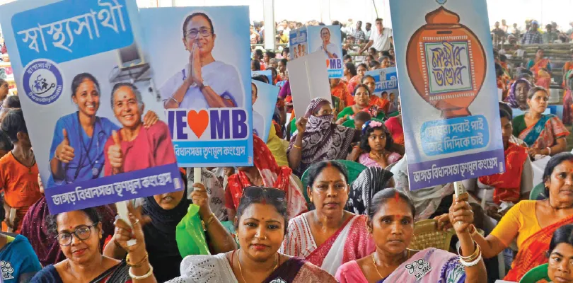 ভ্যাপসা গরমে গলদঘর্ম অবস্থা হলেও ‘দিদি’র জন্য ক্লান্তিহীন মহিলা ব্রিগেড