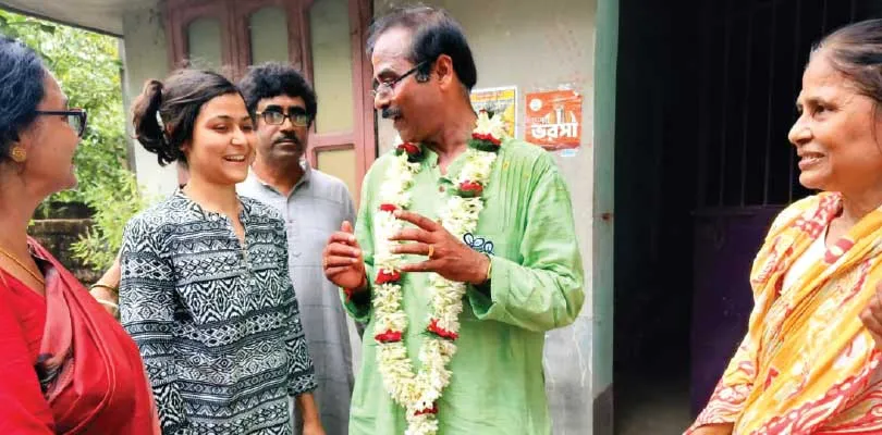 ‘পাড়ার ছেলে’ তিলককে দেখে জল-মিষ্টি এগোচ্ছেন ‘দিদি’রা