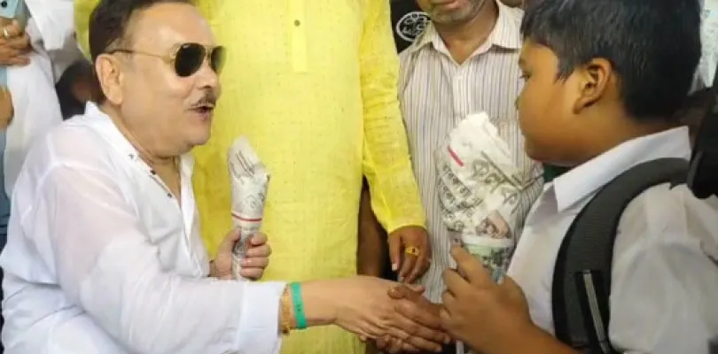 লোকাল ট্রেনে ঝালমুড়ি বেচে মোদিকে কটাক্ষ মদন মিত্রর