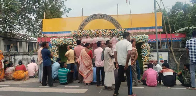 ৫/২০২ শীতলকুচির খারিজা ধাপেরচাত্রা এস এসকে সেন্টারে ইভিএম বিভ্রাটের জেরে এখনও ভোট গ্রহণ শুরু হয়নি