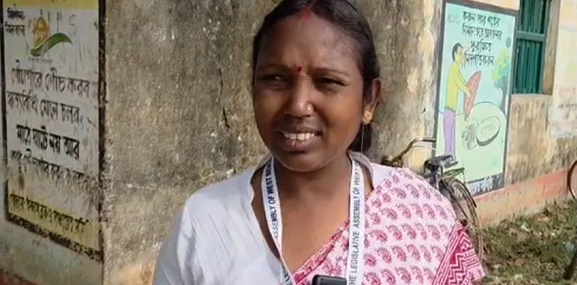 ইন্দাসে ভোট দিলেন তৃণমূল প্রার্থী শ্যামলী রায় বাগদি