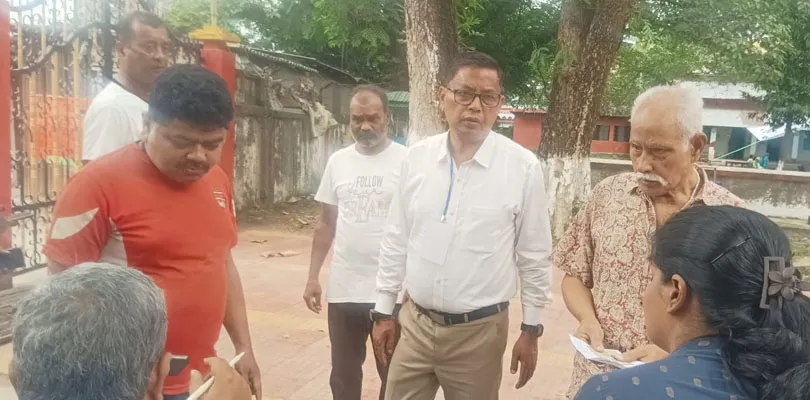 জলপাইগুড়ি শহরে ঘুরছেন তৃণমূল প্রার্থী কৃষ্ণ দাস, দেখা নেই বিজেপির