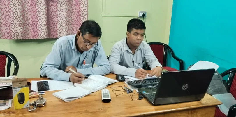 কন্ট্রোল রুমে বসে বুথের খোঁজ খবর নিচ্ছেন তৃণমূল কংগ্রেসের শীতলকুচি ব্লক সভাপতি তপনকুমার গুহ