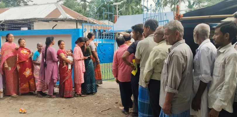 ৫/২০২ শীতলকুচির খারিজা ধাপেরচাত্রা এস এসকে সেন্টারে ইভিএম বিভ্রাট, এখনও শুরু হয়নি ভোট গ্রহণ
