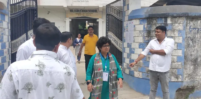 হিলির তীওর হাইস্কুলের তৃণমূল কংগ্রেসের নির্বাচনী এজেন্টকে ঢুকতে বাধা দেওয়ার অভিযোগ, বুথে এজেন্টকে ঢুকিয়ে দিলেন বালুরঘাটের তৃণমূলের প্রার্থী অর্পিতা ঘোষ