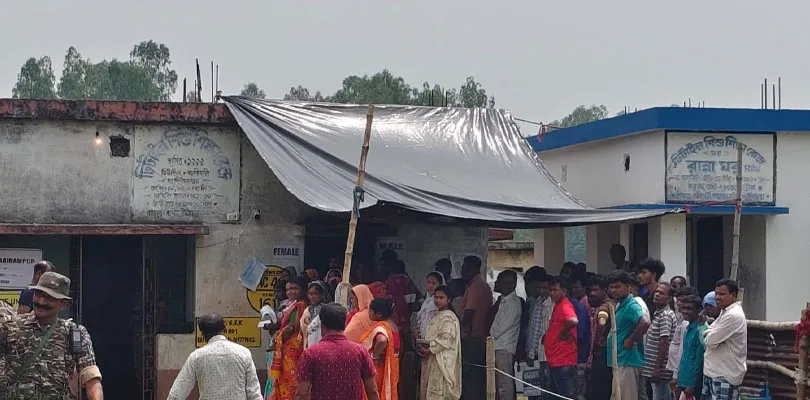 হরিরামপুর বিধানসভা ১৬১ নম্বর বুথ ডিটল এস এস কে স্কুলে ইভিএম খারাপ, ভোটগ্রহন বন্ধ, ক্ষোভ ভোটারদের মধ্যে