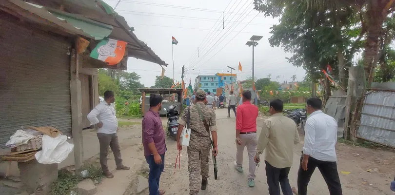 ফুলবাড়ির পূর্ব ধনতলা এলাকার একটি কেন্দ্রে বিজেপির পোস্টার-ব্যানার লাগানোকে কেন্দ্র করে উত্তেজনা, নামল বিশাল কেন্দ্রীয় বাহিনী