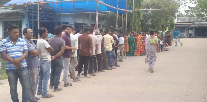 ফালাকাটার পূর্ব কাঠালবাড়ি গ্রাম পঞ্চায়েত কার্যালয়ে ভোটারদের দীর্ঘ লাইন