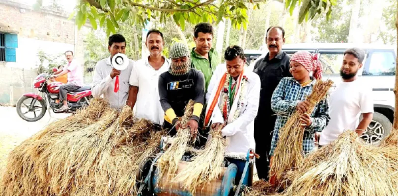 রবিবাসরীয় শেষ প্রচারে ধান ঝাড়াই তৃণমূল প্রার্থী স্বপনের